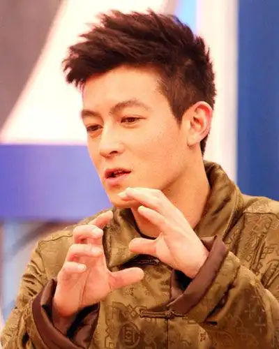 改良朋克发型陈冠希改良版朋克发型时尚帅气,短发修剪比较清爽简洁,用