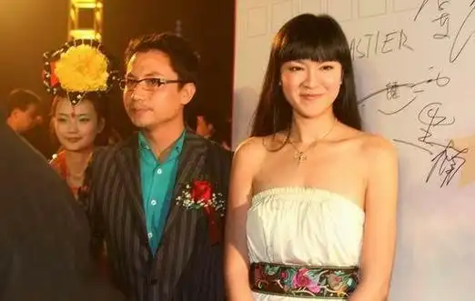 黑楠事业巅峰那几年,他和前女友李艾关系很好.