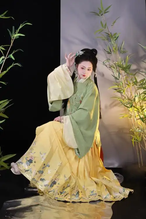 衡庐明制汉服女莲塘鹭鸶春秋日常妆花织金缎马面裙定制面料现货