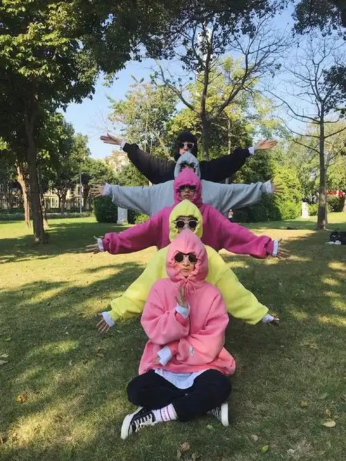 一拍集体照就犯尴尬症?九种不同的姿势来解决你的烦恼,简单欢乐