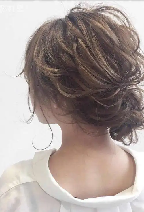 女生长卷发如何扎好看 甜美可爱的扎发辫子