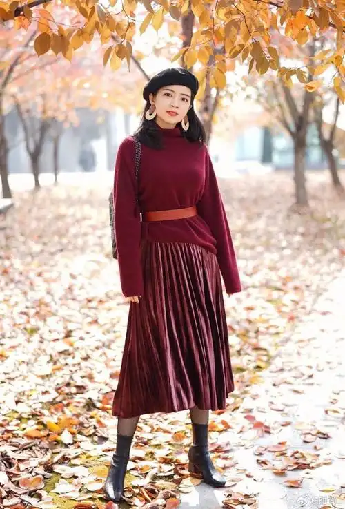 搭配两件或者两件以上的红色系单品作为内搭,建议选择偏暗的枣红色,酒