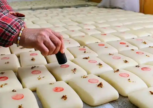 年关将至,按照苏州习俗   每年农历正月家家户户都要吃年糕   通安