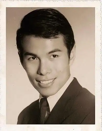 同理还有岳华,年轻的时候也就是个清秀小伙,一般帅.