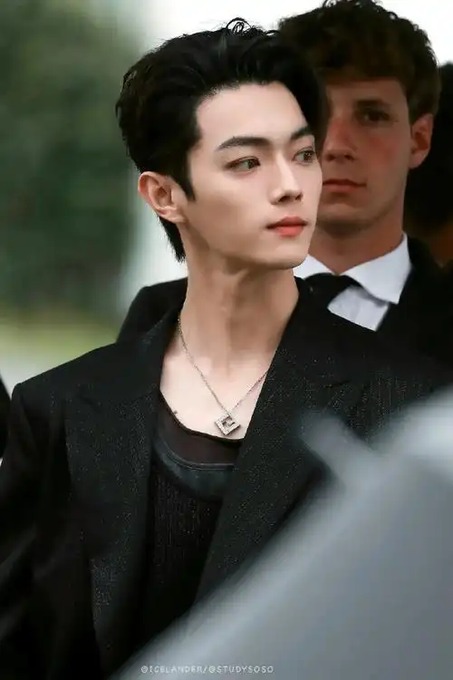 许凯米兰看秀造型,all black穿搭绅士优雅,大背头帅出新高度.