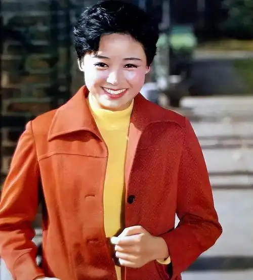 回顾张瑜成名后去美国发展与丈夫离婚65岁单身至今无儿无女