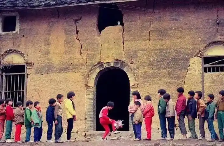 这些拍摄于上世纪90年代儿童照,奉献一组珍藏的老照片为各位网友小编