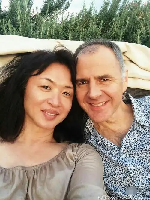 金星素颜与老公自拍畸形脚趾惹网友心疼