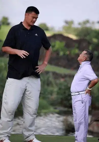 奥尼尔在姚明身边都显娇小,那普通人在姚明身边是啥样呢?