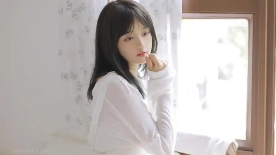 肌肤白嫩的气质美女-美女壁纸 - 壁纸家