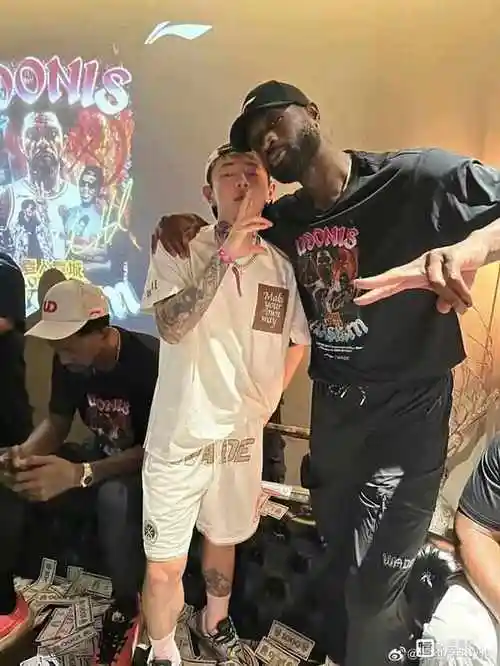 黑人最擅长的就是说唱和篮球,二者有诸多交集,很多rapper都爱打篮球