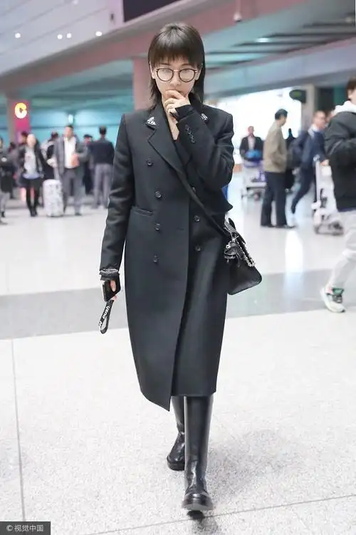 明星冬季出街也怕冷 长款大衣挡寒风