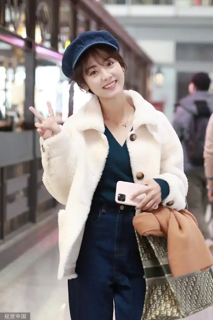 邢菲穿毛绒外套少女感满分对镜甜笑比剪刀手超可爱