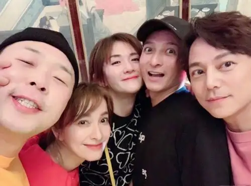 快乐家族深陷收礼门何炅的节目却未受影响全靠黄明昊功劳