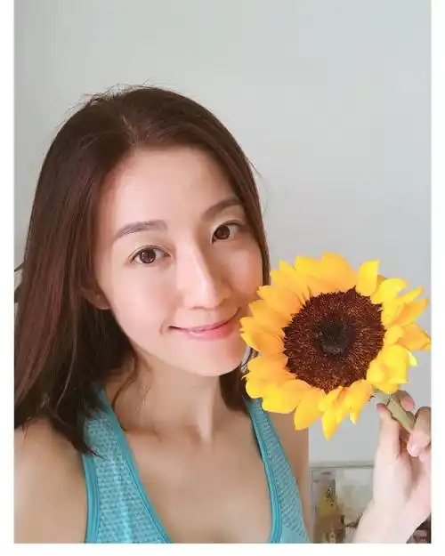 39岁陈自瑶自信晒最新短发素颜靓样惨遭网民嫌弃显老好沧桑