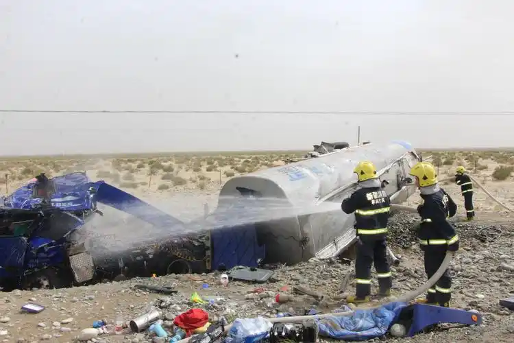 31吨油罐车侧翻大量汽油泄露