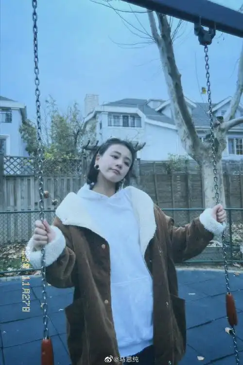 马思纯胶片感随拍##马思纯荡秋千九宫格随拍