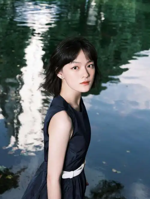 文淇最新写真释出一袭连衣裙气质优雅