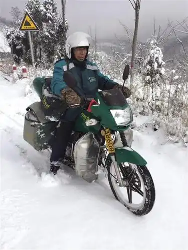 骊山中的邮递员翻山越岭传递党的声音