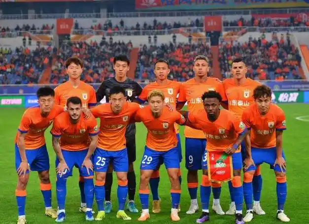 山东泰山坐镇主场迎战河南队.