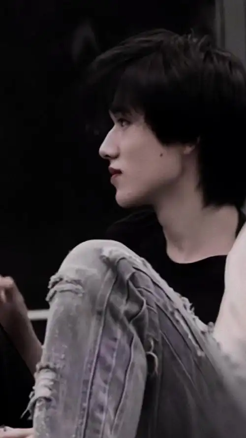 吻他的侧脸,从那颗痣开始@时代少年团-宋亚轩(宋亚轩syx)#宋亚轩萌探