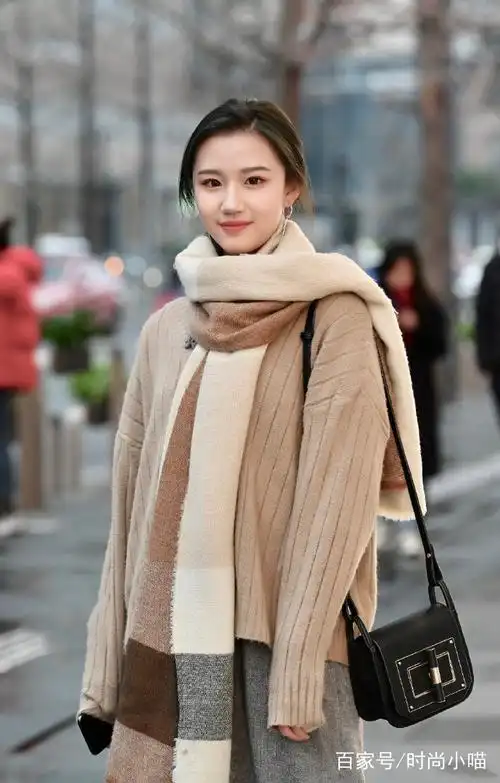 街拍;长袖毛衣搭配围巾,显得气质非常高雅,秀出女人味