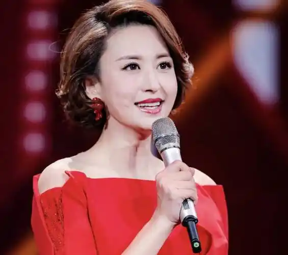 央视张蕾身形暴瘦面部浮肿说话嘴歪肩颈肿大被疑甲亢