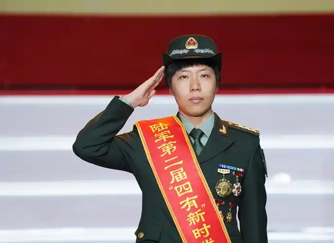 标兵马和帕丽敬军礼.唐亚云 摄