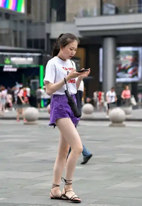 t恤印花短袖搭配深紫牛仔裤,青春时尚,欧美范儿十足_剪裁_欧美风_短裤