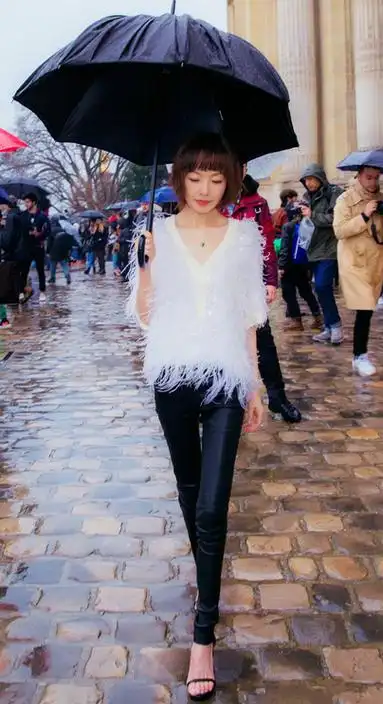 一个饿瘦一个练瘦,53岁鲁豫和41岁贾玲同框,网友:差距太大了!