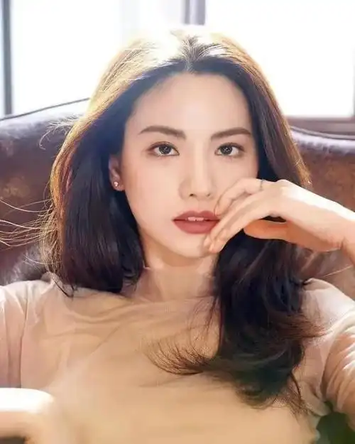 林珍娜穿乳胶人鱼裙美丽动人难怪连续三年被评为世界第一美女