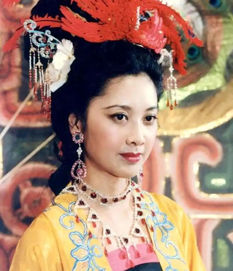 朱琳扮演的女儿国国王端庄富贵美丽大气,与徐少华合作含蓄而羞涩