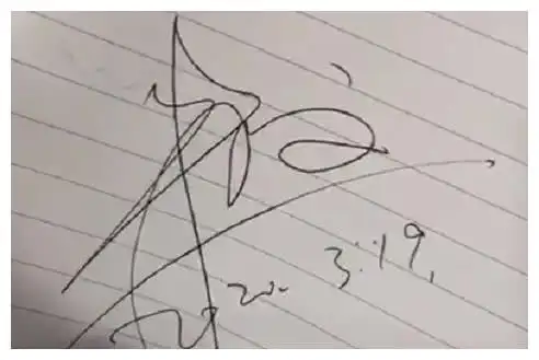 网友难得碰到大明星朱亚文,还主动走上前去要了他的签名.