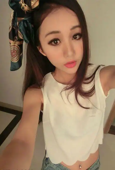 傻妞qq透明皮肤图片:不柔弱 不女汉子_女生qq皮肤_窝窝qq网