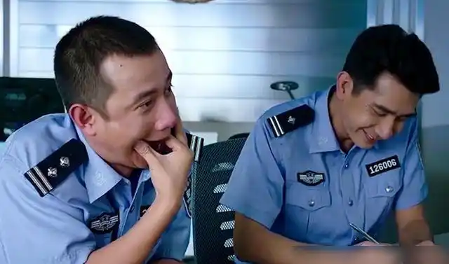 当时是邓超来报案,但是因为案情过于离奇,所以两位警察都是在憋笑