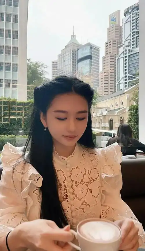 最美星二代邱淑贞女儿沈月身穿白色花边淑女裙优雅甜美
