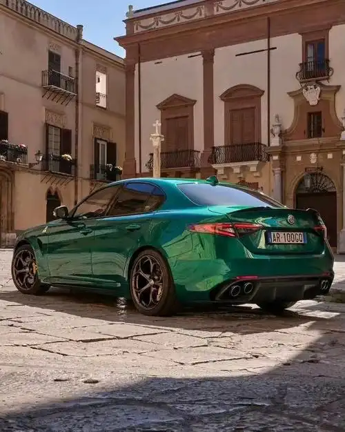 阿尔法罗密欧发布giulia朱丽叶与stelvio斯坦维四叶草100周年限量版?