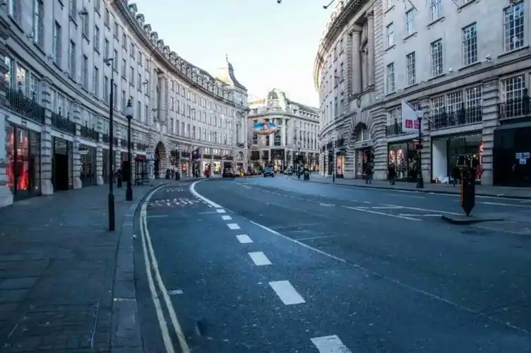 求一张关于英国街头的高清壁纸,最好是有国旗挂在街上的,类似于这样的