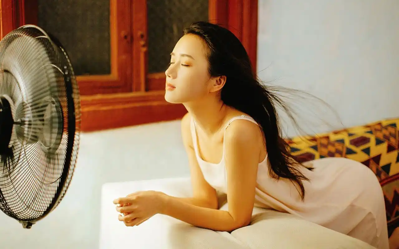 吊带裙美女性感诱人私房图片桌面壁纸高清大图预览1920×1200_美女