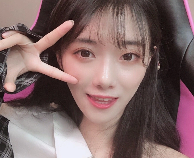 lol主持人小钰秀长腿,这部位很难被注意到,网友:这谁顶得住