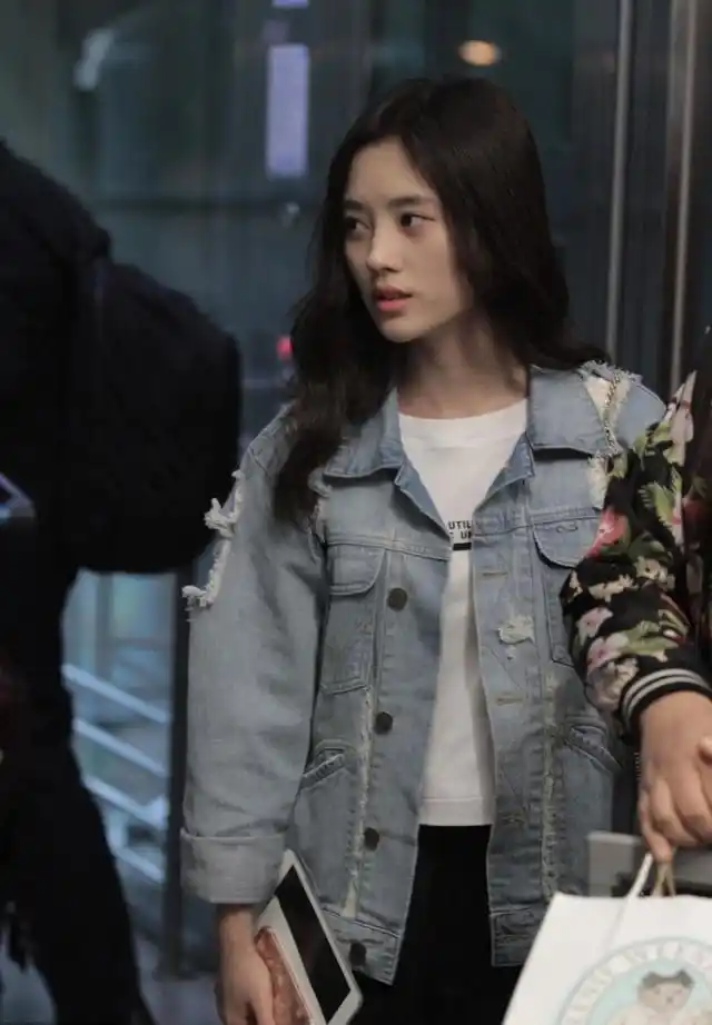 鞠婧祎的素颜脸真显"方",但皮肤紧致很水嫩,这状态真有优越感_牛仔