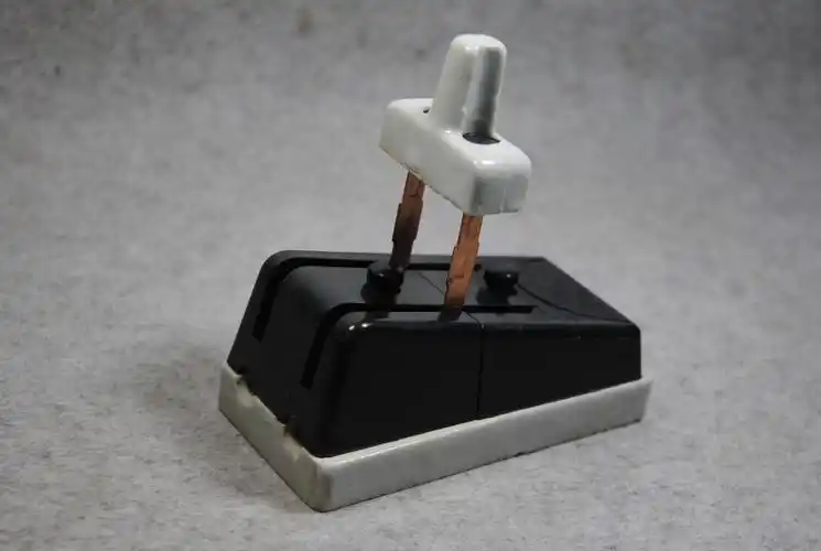 【厂家现货】kh2老式黑色闸刀瓷底2x16a半铜半铁 闸刀开关