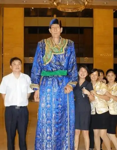 回顾中国第一巨人鲍喜顺不听医生劝阻执意生娃儿子现身高多少