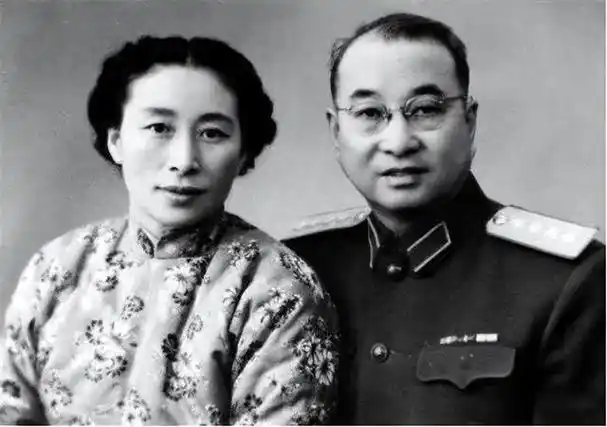 开国大将陈赓路过东北,高岗下令美女缠着他,逼得陈赓喊"救命"