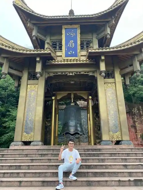 御题"报国寺"匾额,是峨眉山入山的第一座寺庙,也是游峨眉山的起点