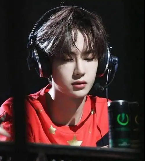 同样是"电竞装扮",吴亦凡认真,王一博帅气,看到他崩溃了!