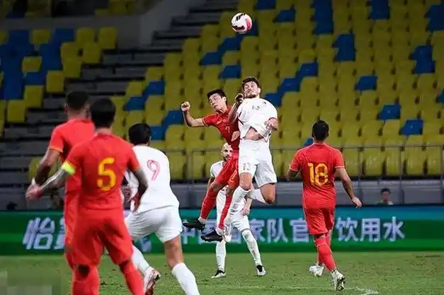 国足01输给利比亚8号球员散步退防侧身躲球引发球迷不满