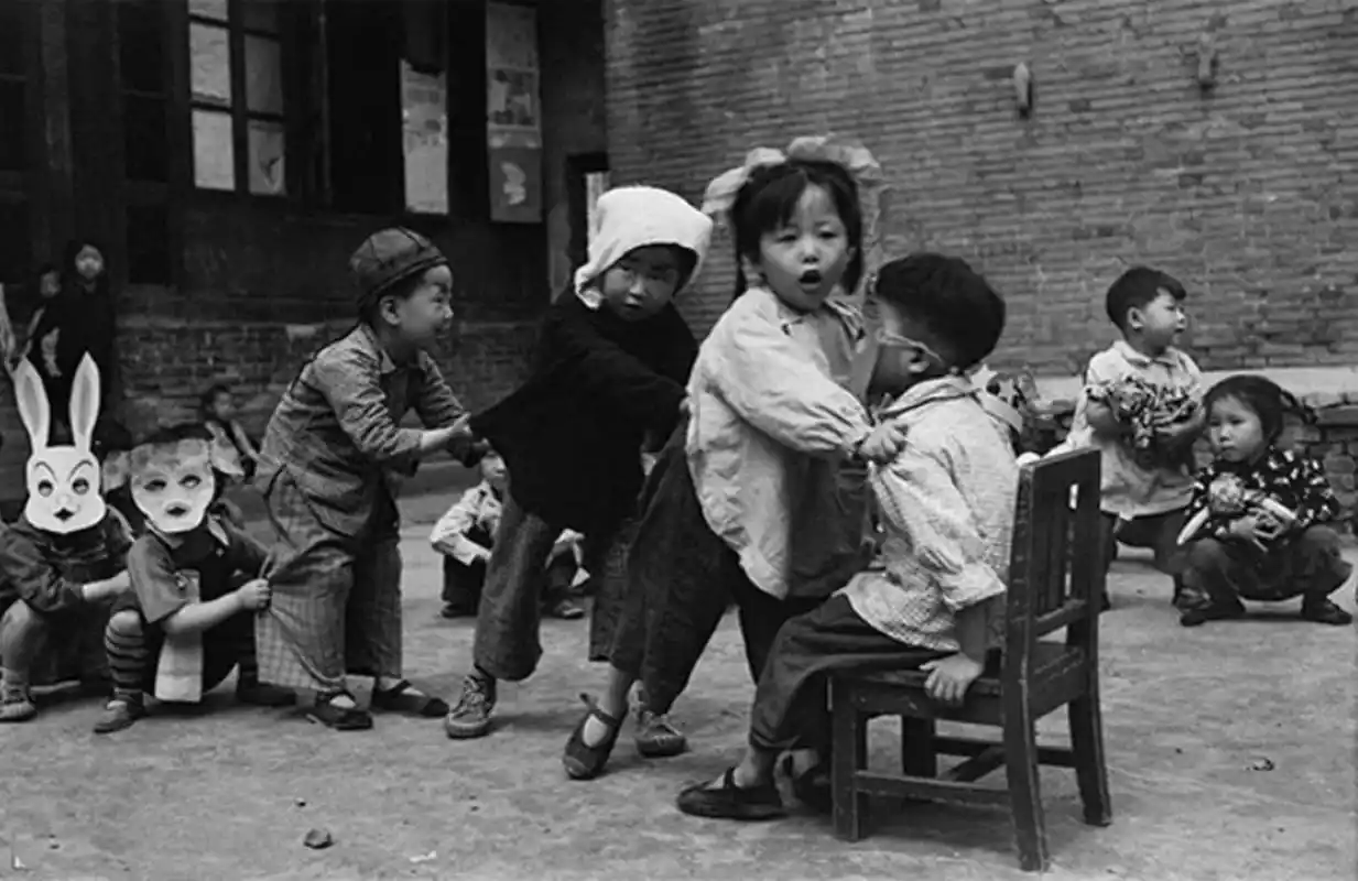 上世纪五十年代,一群玩游戏的小朋友,纯真的童年存在于每个时代.