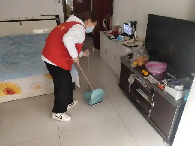 为老人打扫卫生