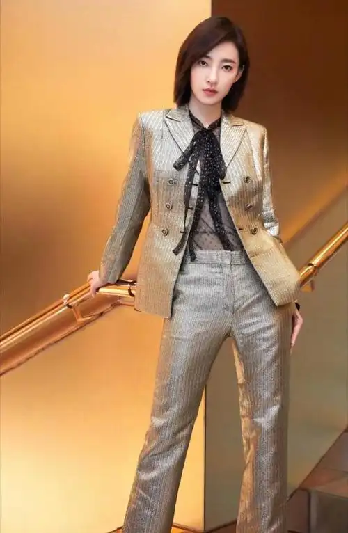 王丽坤美得惊艳!穿一袭红色的吊带连衣裙高贵优雅,女人味十足